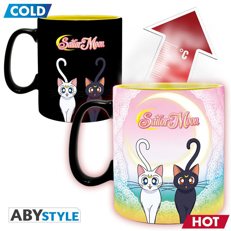 Zwei Sailor Moon-Tassen: eine heiß, eine kalt. Die heiße Tasse hat einen rosa Innenraum.