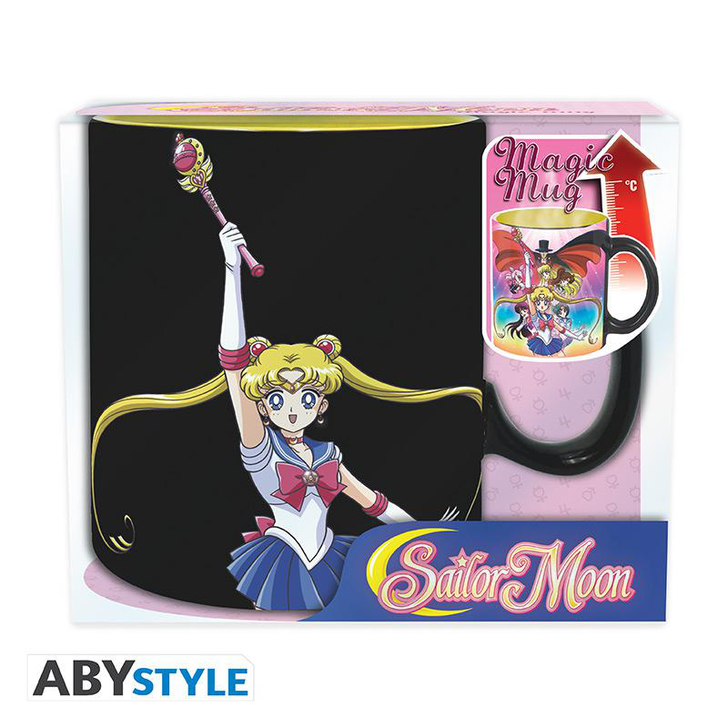 Eine Sailor Moon-Tasse in einer Box. Die Tasse hat Sailor Moon und ein Zauberstab-Design.