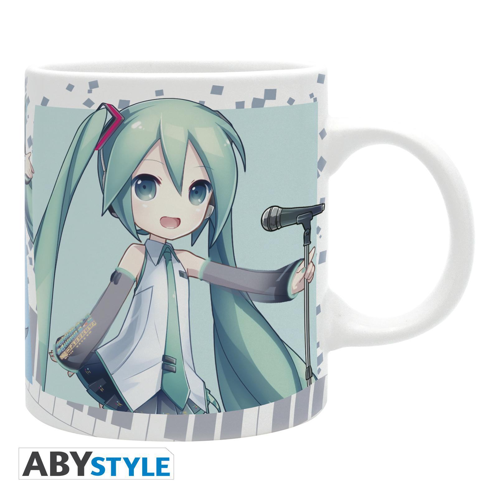 Weiße Tasse mit bunter Anime-Illustration eines Mädchens, das in ein Mikrofon singt.