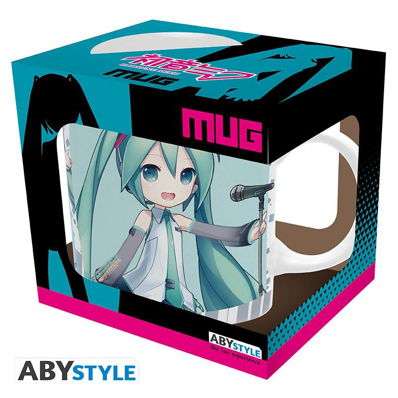 Box mit Tasse mit Hatsune Miku. Die Tasse ist weiß mit Henkel. Box hat Miku und Text.