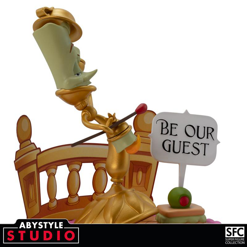 Lumiere-Figur aus Die Schöne und das Biest. Schild sagt 'BE OUR GUEST'. Gold und Weiß.