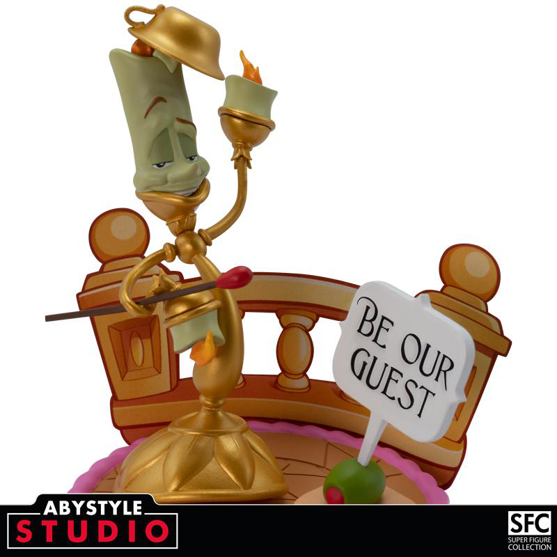 Biest-Statue mit Schild 'Be Our Guest', goldfarbene Akzente. Flammen und eine pinke, dekorierte Basis.