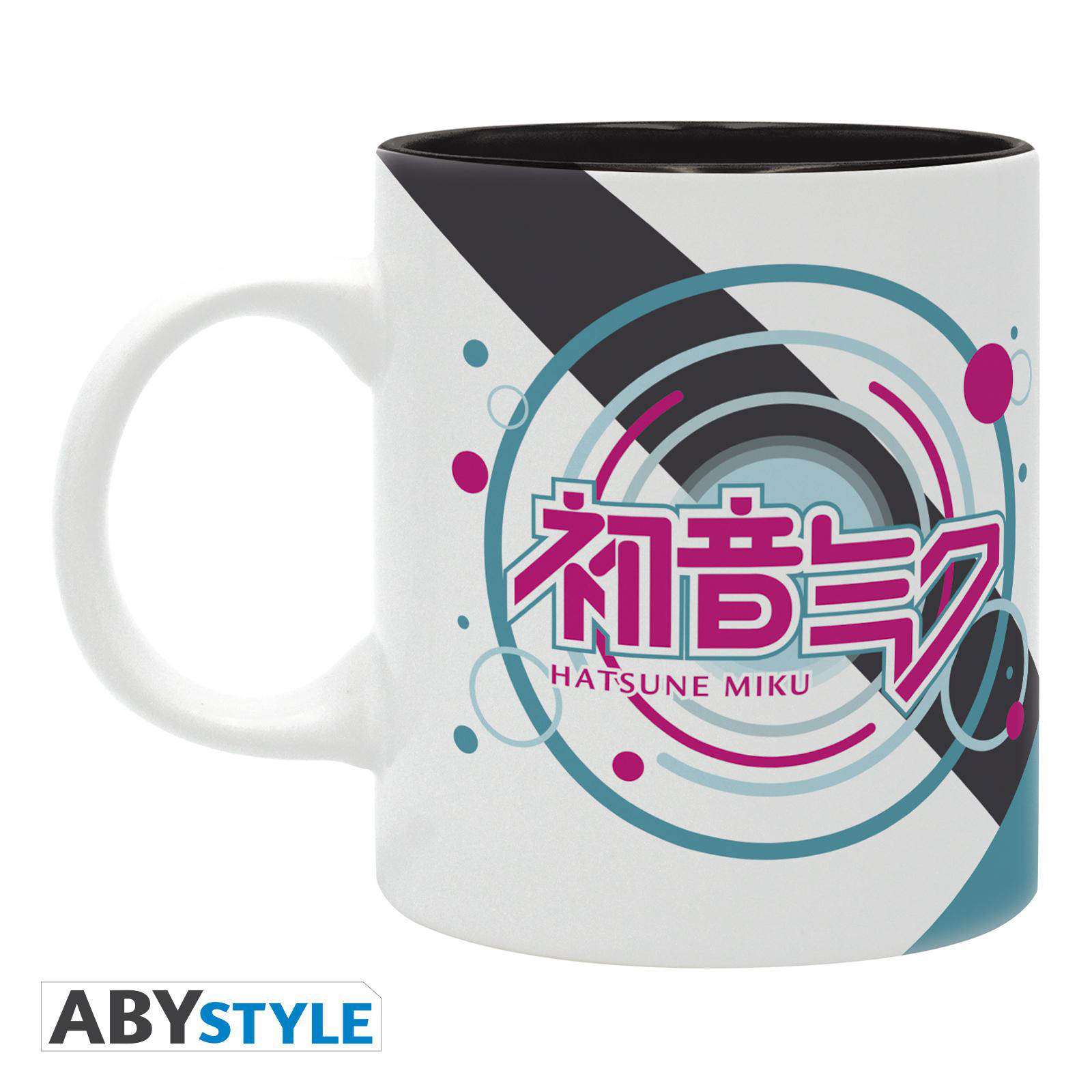 Weiße Tasse mit farbenfrohem Design und japanischem Text. Der Griff ist links.
