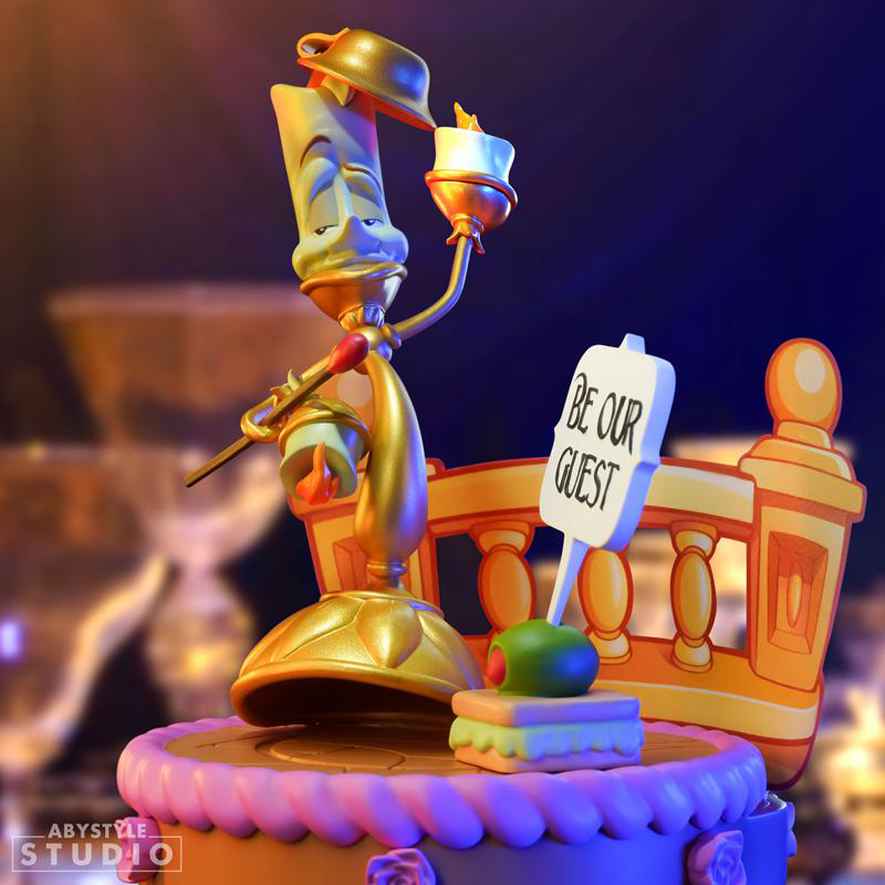 Lumiere-Statue aus Die Schöne und das Biest. Zeigt die Statue mit einem Schild.