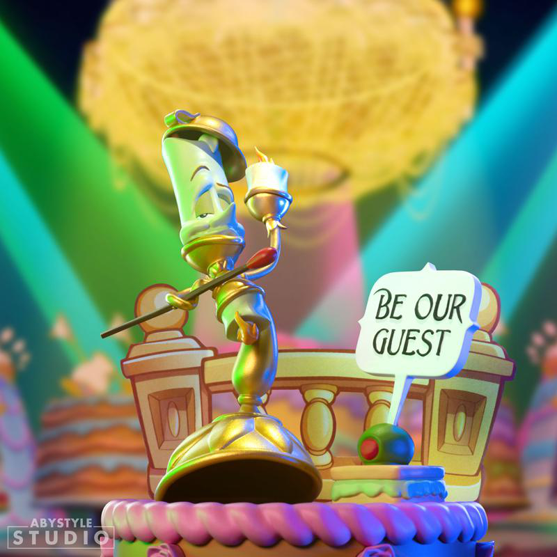 Lumiere-Statue aus Die Schöne und das Biest, mit einem Schild mit 'Be Our Guest'.