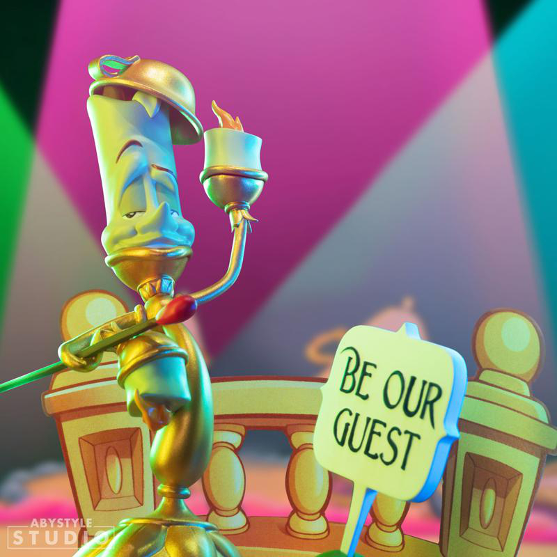 Lumiere-Figur aus Die Schöne und das Biest. Er hält eine Kerzenflamme und ein Schild mit „Be Our Guest“.