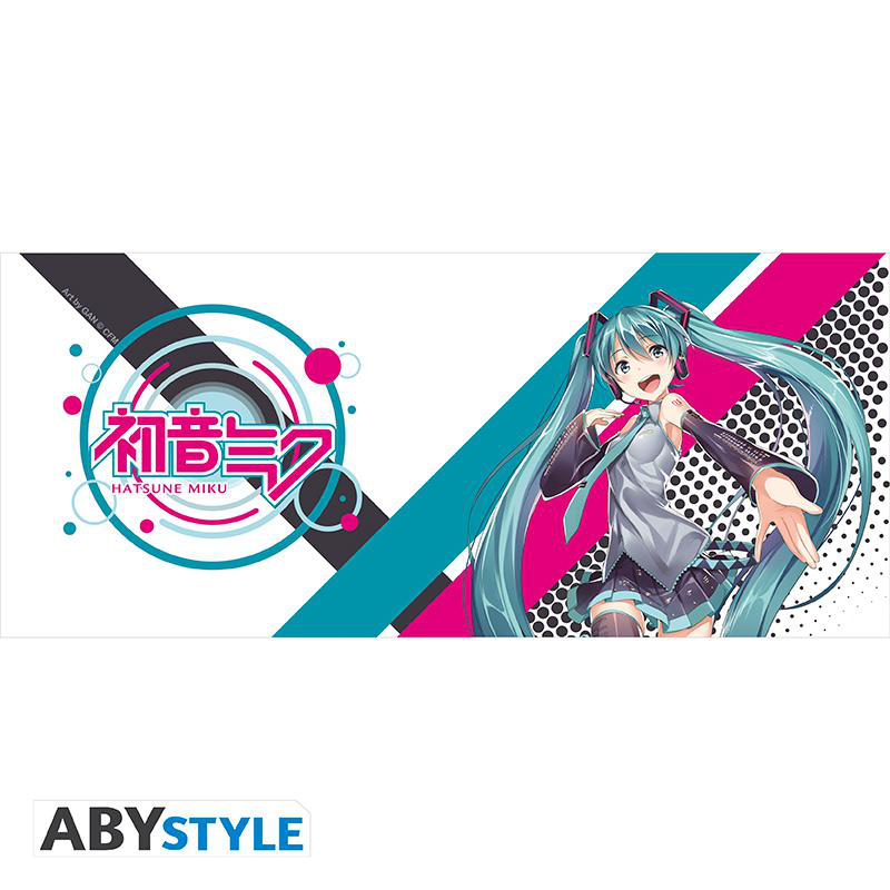 Hatsune Miku Anime-Figur auf weißem Hintergrund mit stilisiertem Text und Logo.