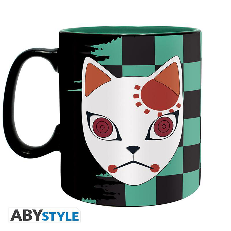 Eine Tasse mit einem weißen Katzenmasken-Design. Die Tasse ist grün und schwarz mit dem ABYSTYLE-Logo.
