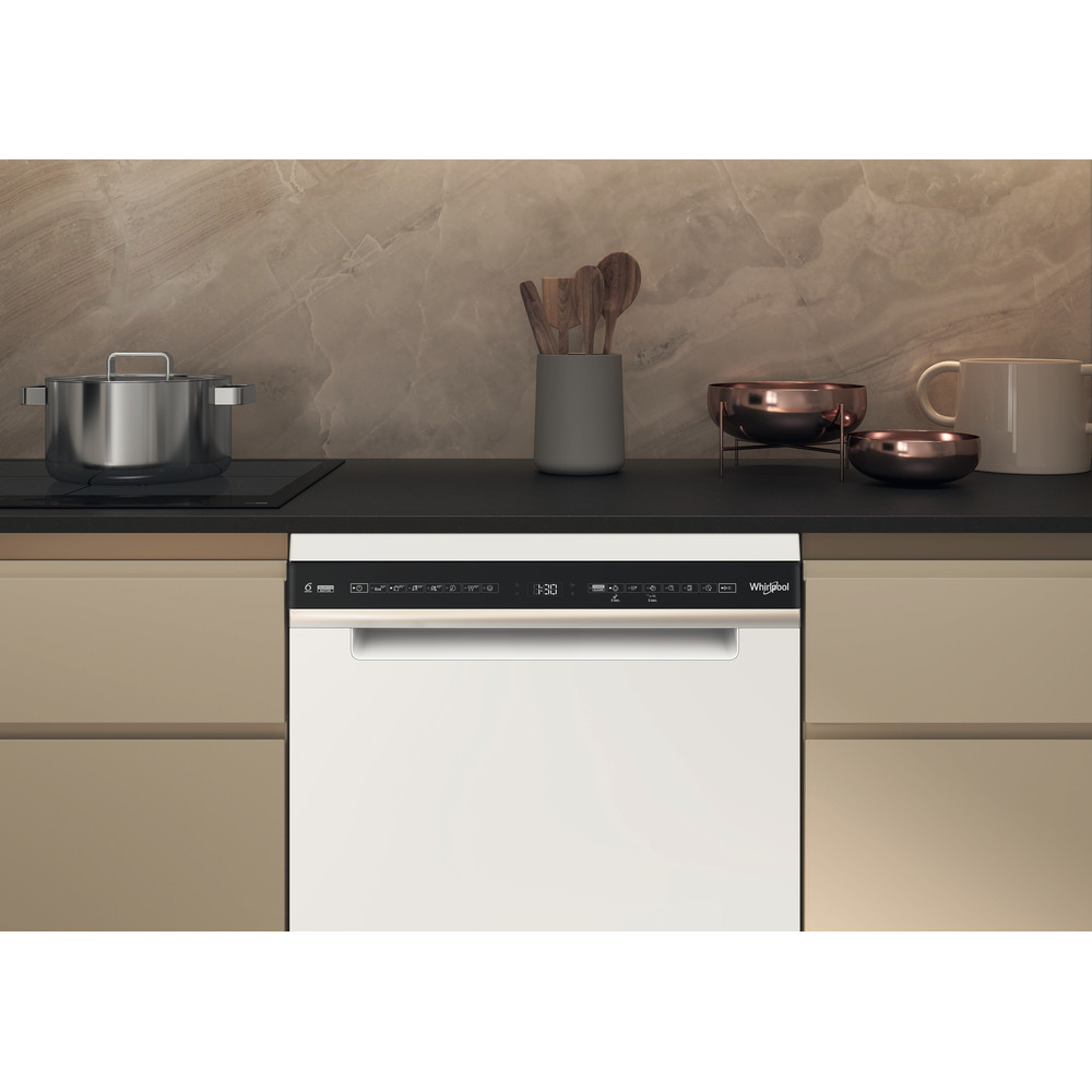 Fehér Whirlpool mosogatógép konyhapultba építve, sötét munkalappal.