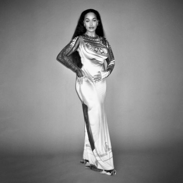 Femme en longue robe blanche, photo en noir et blanc.