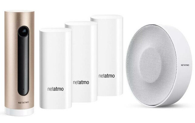 Zestaw urządzeń smart home: kamera, trzy białe wieże i głośnik. Logo Netatmo.