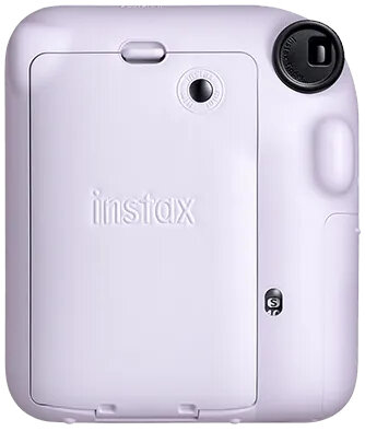 Liliowy aparat Instax, widok z tyłu, z logo Instax.