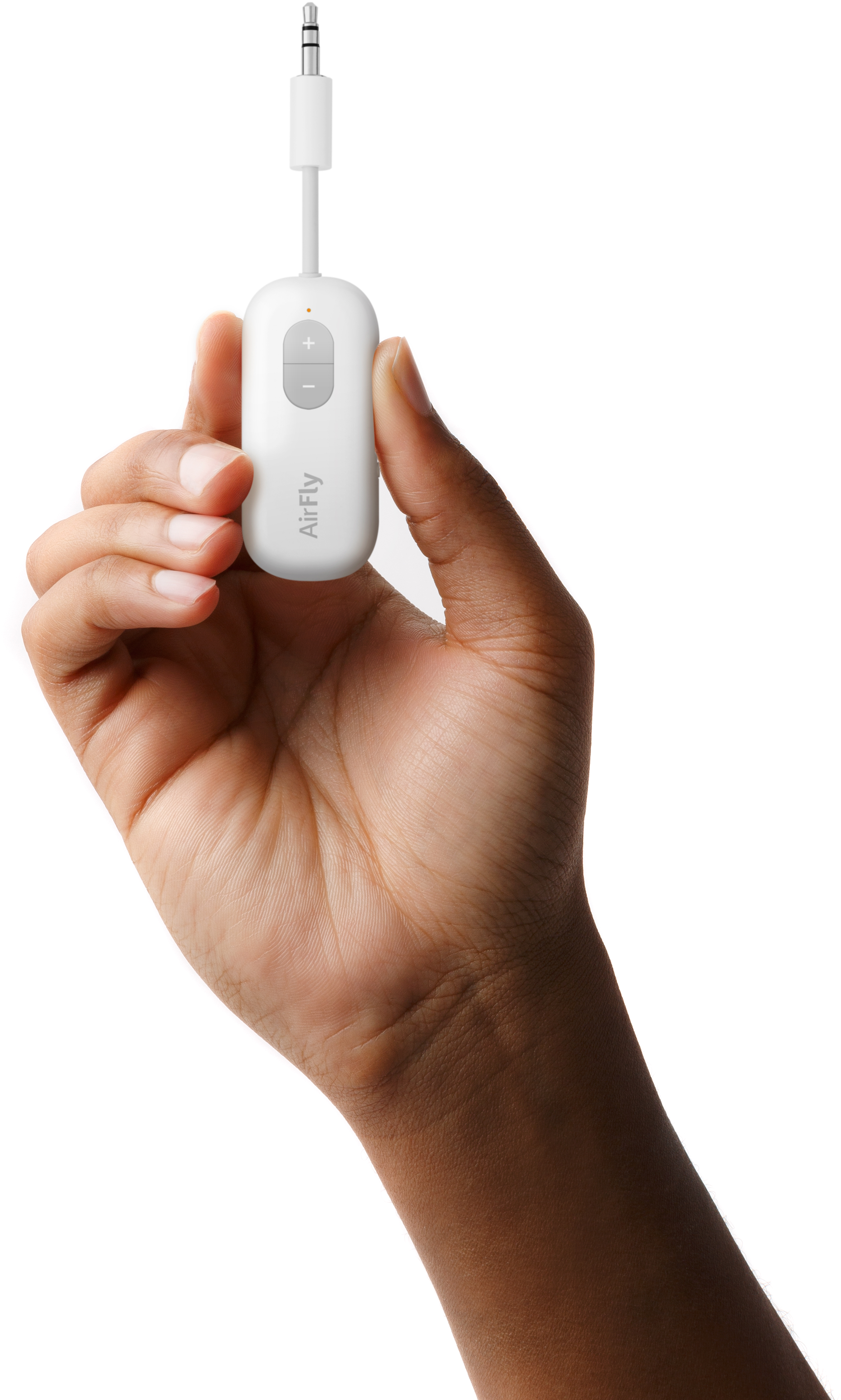 Eine Hand, die ein weißes AirFly-Gerät mit weißem Kabel und Kopfhöreranschluss hält.
