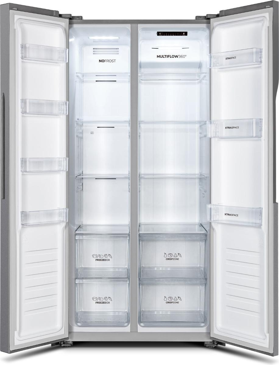 Nyitott, üres, ezüstszínű hűtőszekrény átlátszó polcokkal, fiókokkal és 'NOFROST' és 'FREEZEBOX' feliratokkal.