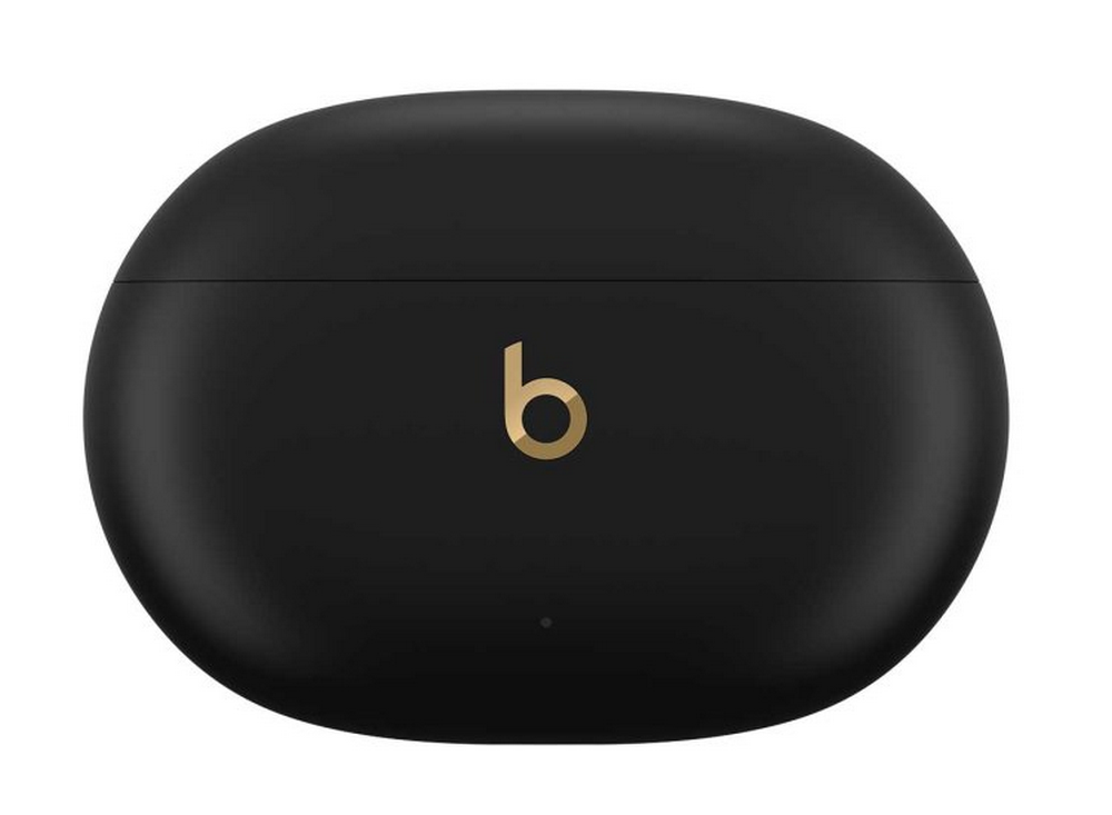 Funda de carga de auriculares Beats negra con logo 'b' dorado. La superficie es mate.