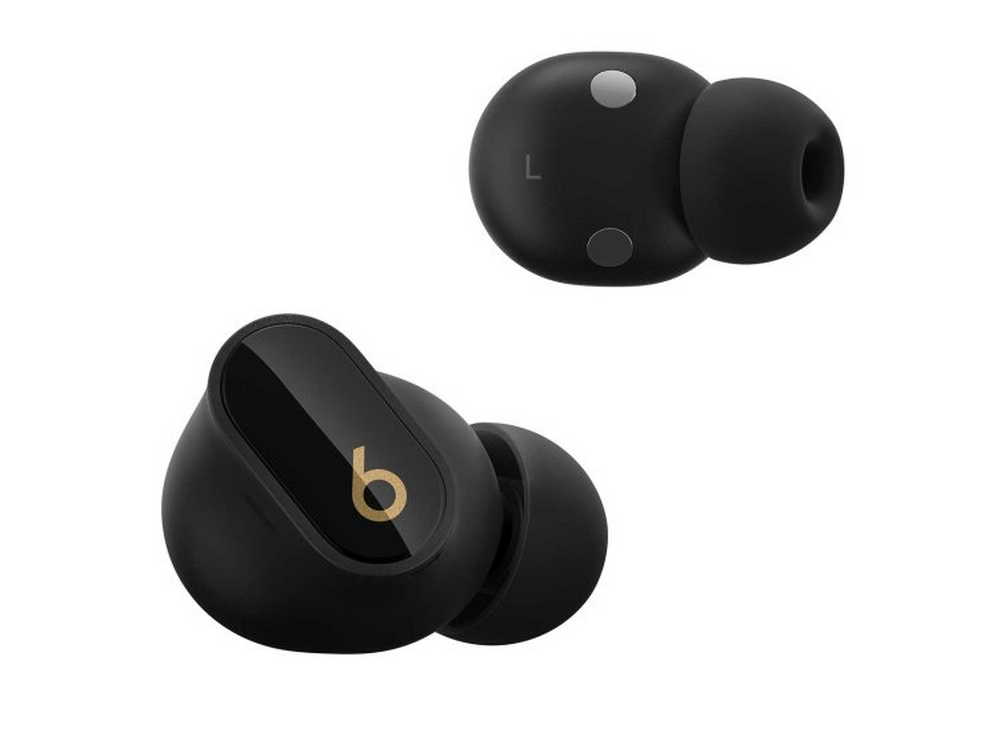 Dos auriculares inalámbricos negros. Uno tiene un logotipo 'b' dorado, el otro es liso.