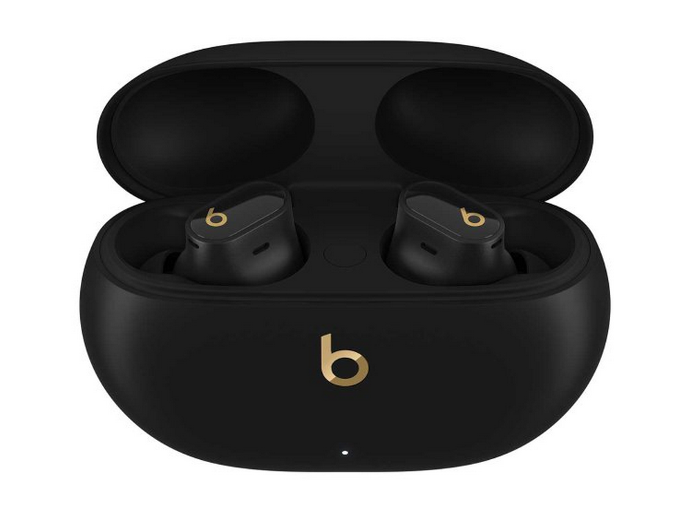 Estuche negro Beats Studio Buds, abierto, mostrando dos auriculares negros con logotipos 'b' dorados.