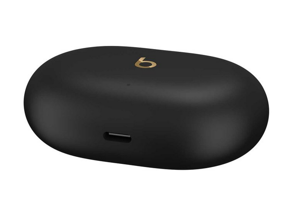 Un estuche de carga negro para auriculares Beats con un puerto de carga y el logotipo Beats en dorado.