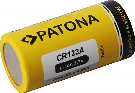 Gelbe Patona CR123A Batterie mit Text und einem Batteriesymbol.