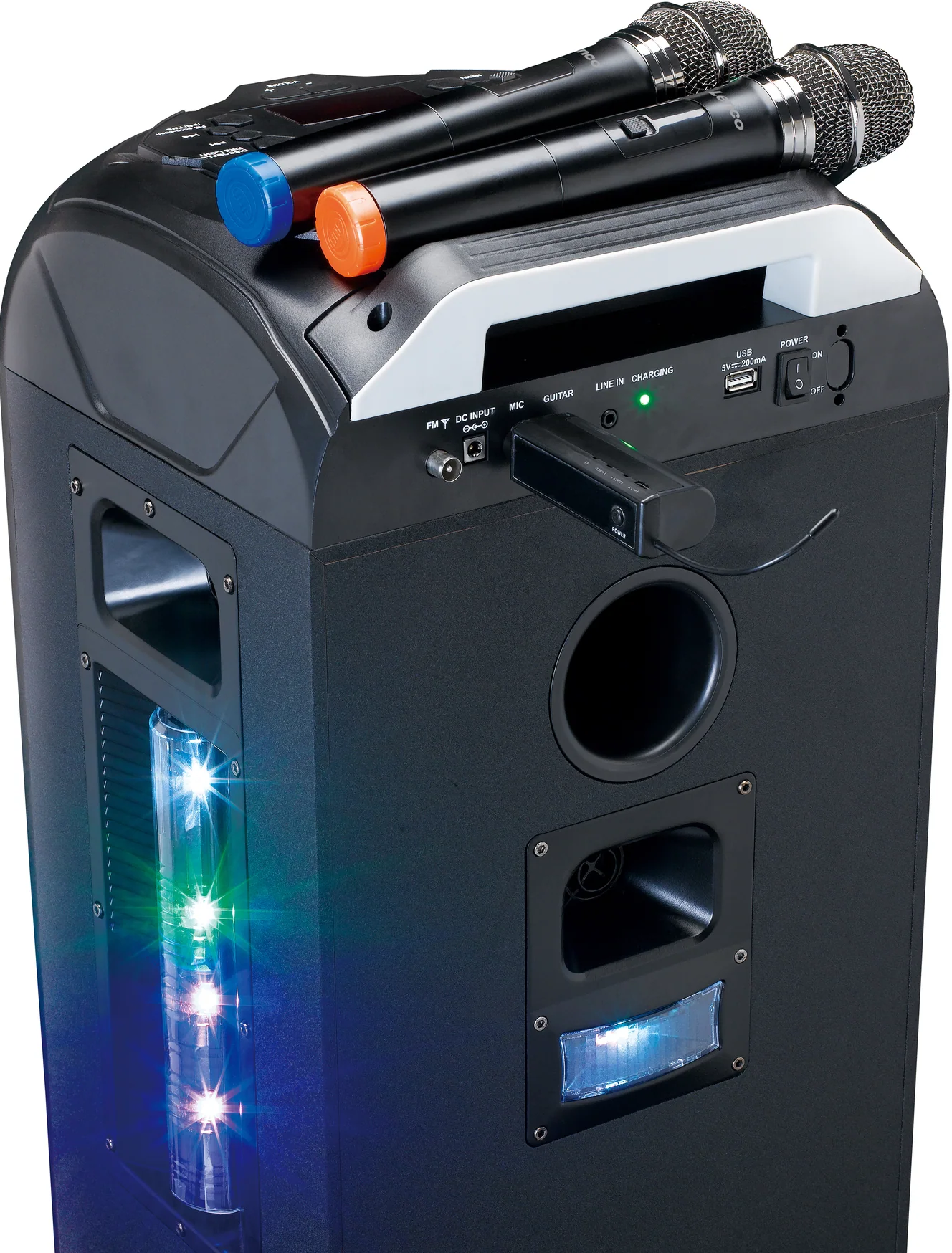 Schwarze Karaoke-Maschine mit Mikrofonen oben, mit verschiedenen Eingangs- und Ausgangsanschlüssen sichtbar.