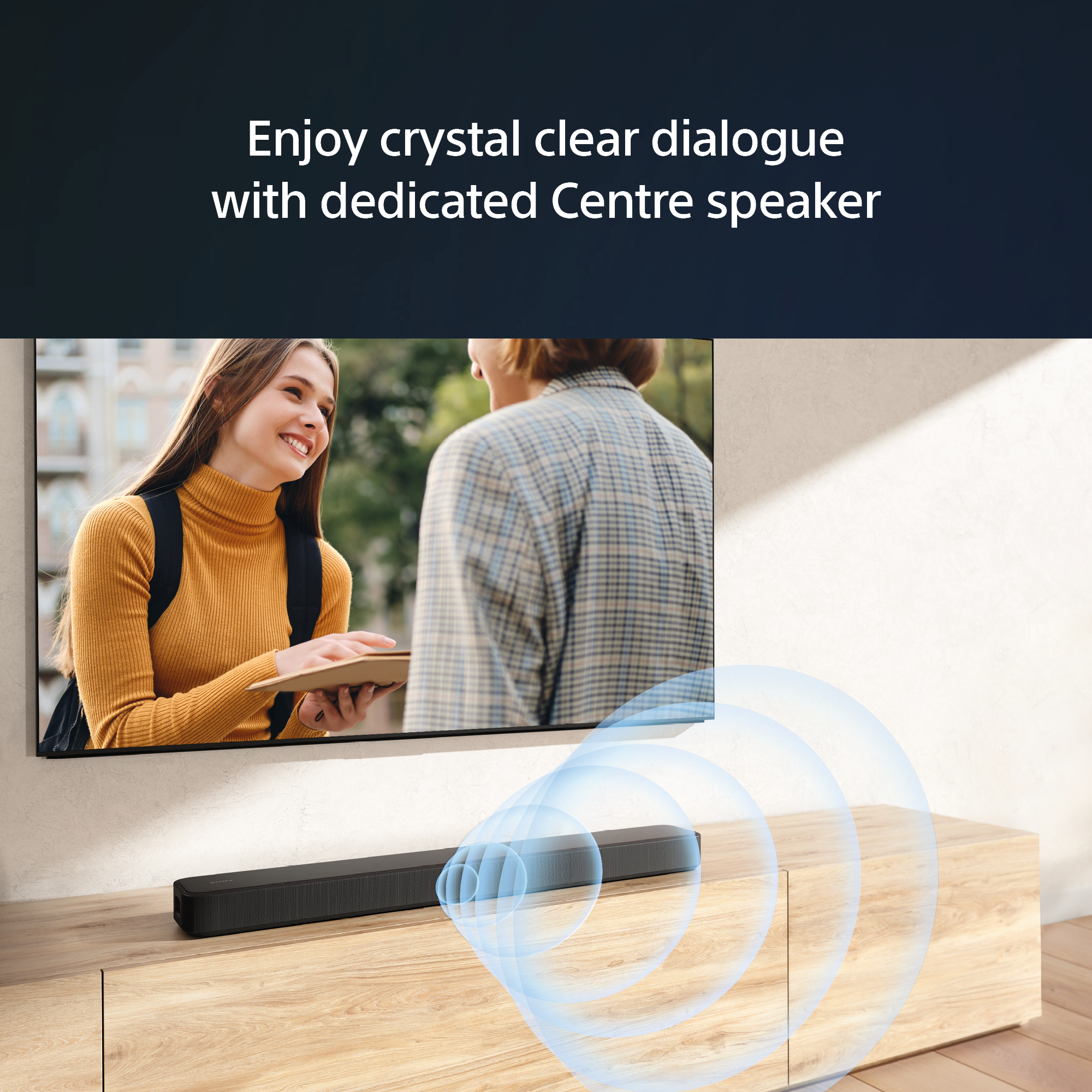 Soundbar sotto TV. Donna sorride. Testo: Goditi dialoghi cristallini con altoparlante centrale dedicato.