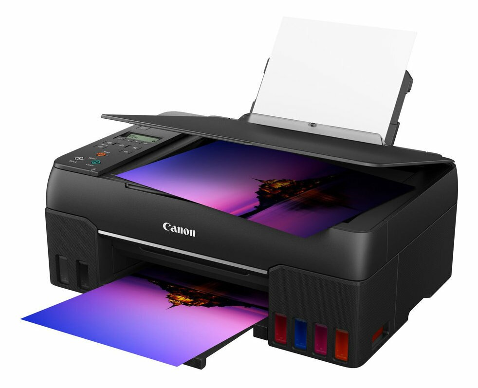 Czarna drukarka Canon drukująca dwa kolorowe obrazy. Drukarka ma otwartą pokrywę i panel sterowania.