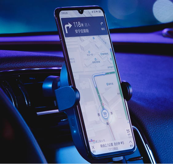 Téléphone monté sur le tableau de bord d'une voiture affichant une application de navigation.