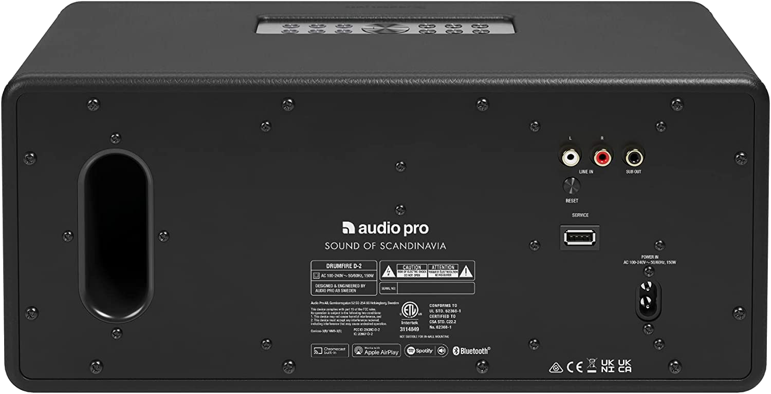 Egy fekete hangrendszer hátulja, különböző bemeneti és kimeneti csatlakozókkal.