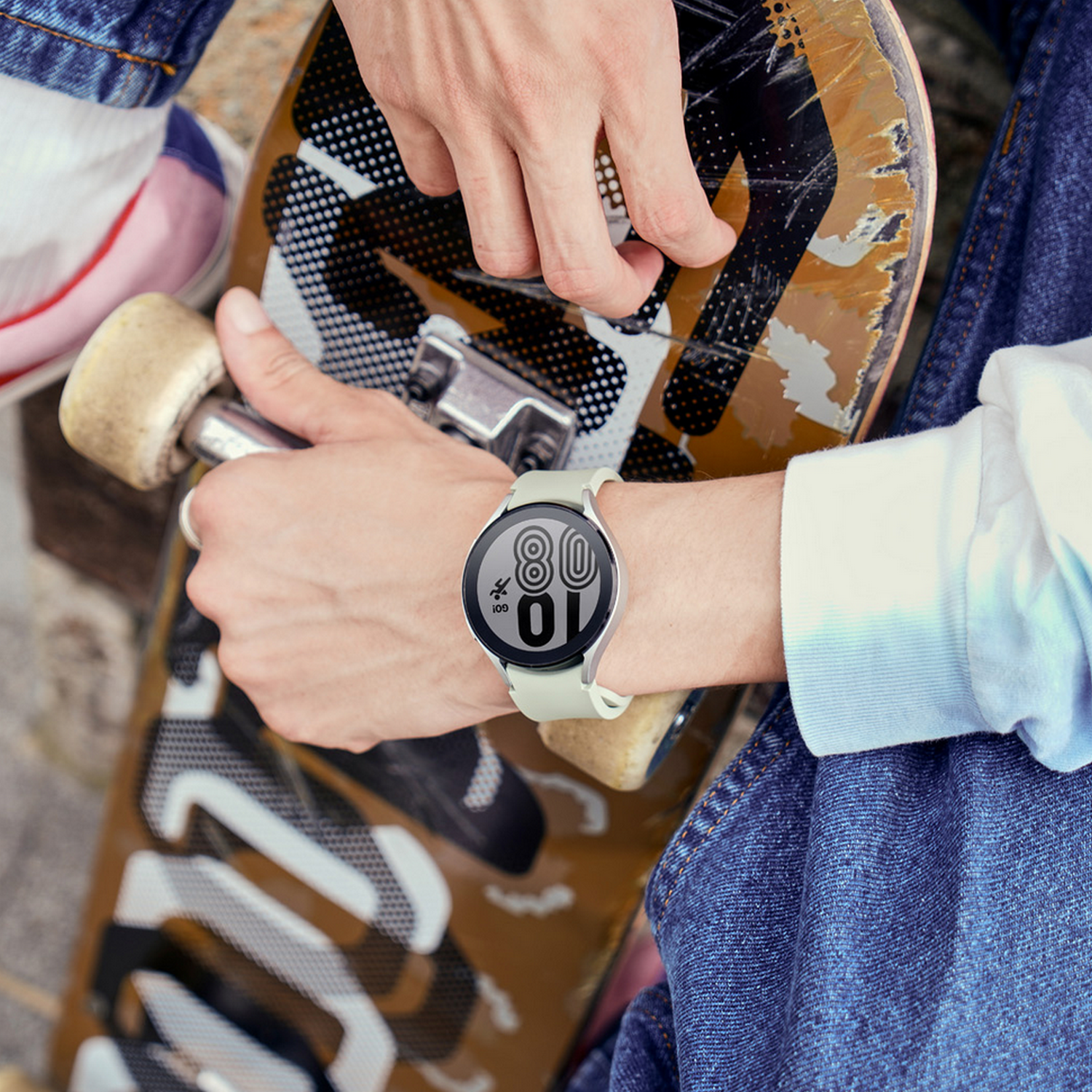 De pols van een persoon met een smartwatch. De horloge toont de tijd en andere iconen.
