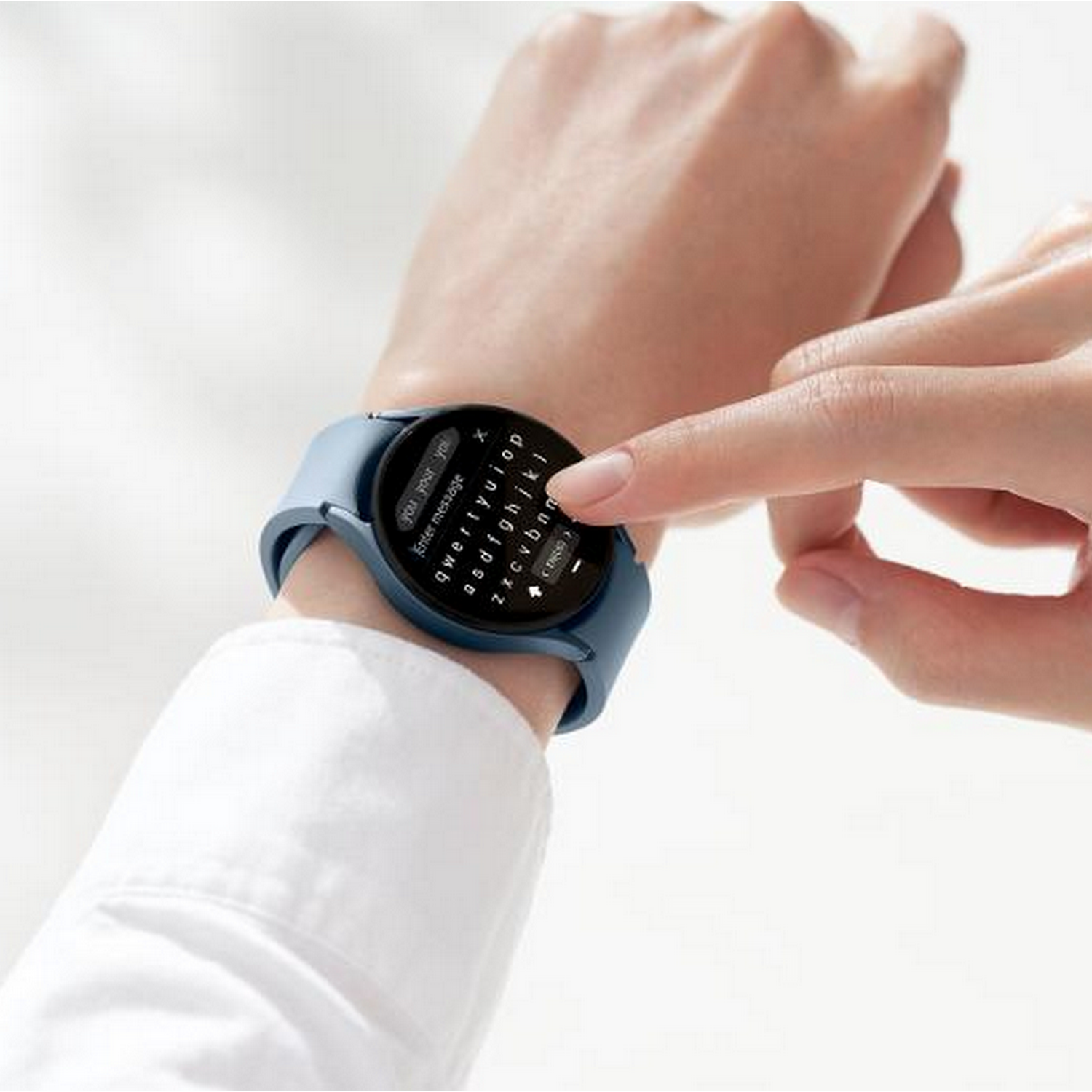 Een persoon gebruikt een smartwatch, het scherm toont een toetsenbord, met een blauwe band.