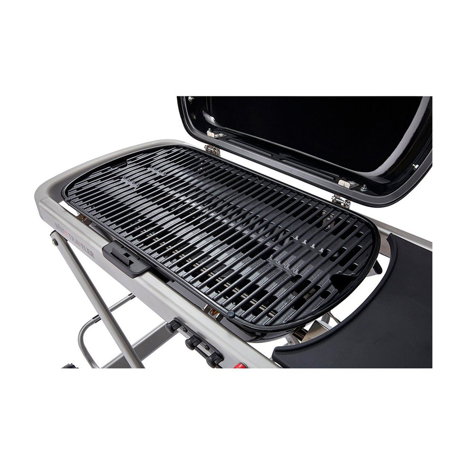 Piccolo grill portatile con coperchio aperto e griglia. Cornice argentata, superfici nere.