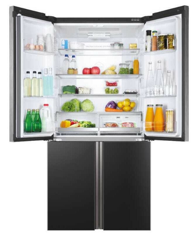 Otwarta lodówka wypełniona jedzeniem. Lodówka jest czarna z dwoma drzwiami.