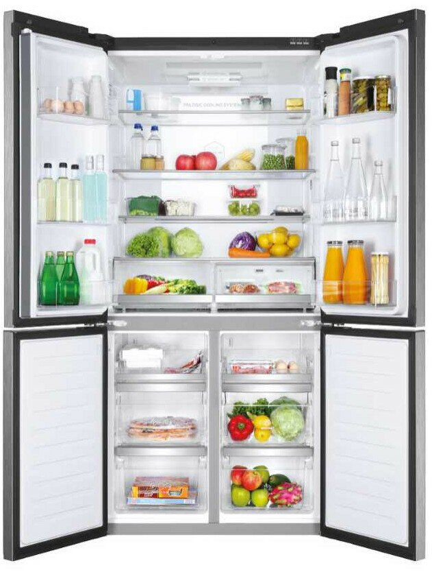 Lodówka czterodrzwiowa z otwartymi wszystkimi drzwiami, wypełniona jedzeniem i napojami.