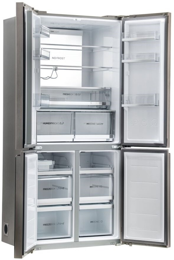 Lodówka ze stali nierdzewnej z otwartymi drzwiami, pokazująca półki i szuflady.