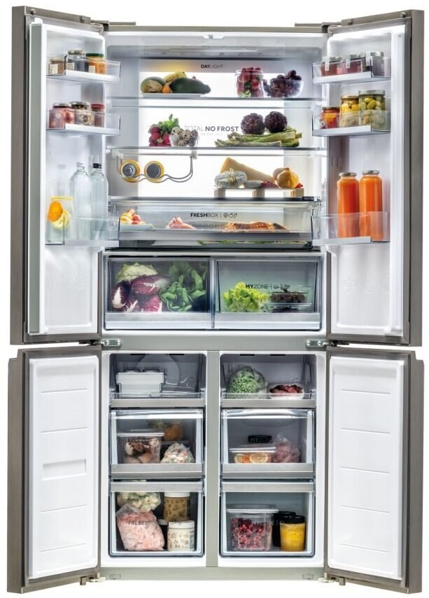 Otwarta lodówka ze stali nierdzewnej z pełnym wnętrzem, pokazująca półki i szuflady z jedzeniem.