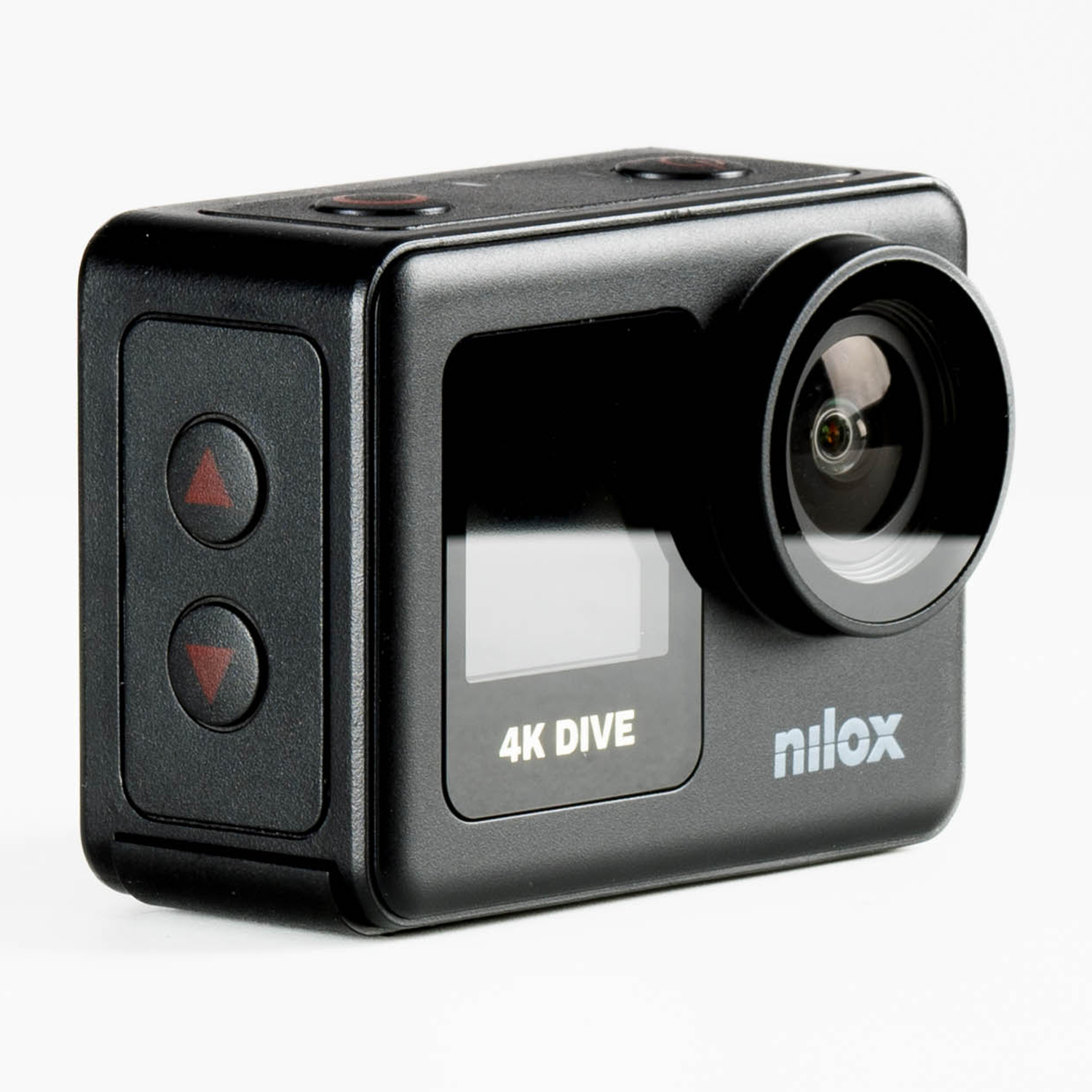 Una action cam nera con lente e pulsanti. Ha forma quadrata e la parola 'nilox'.
