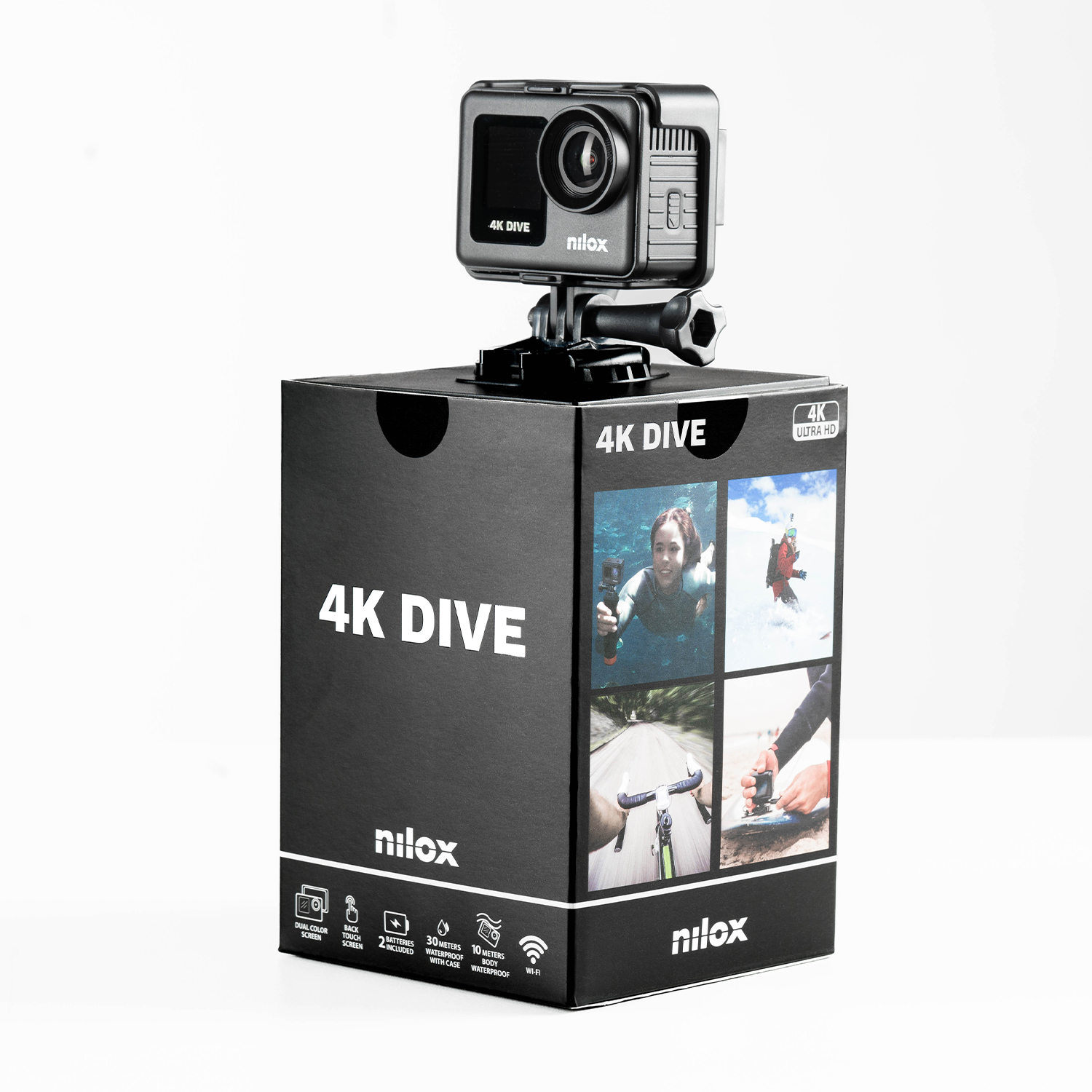 Fotocamera Nilox 4K Dive nera su una scatola. La scatola mostra immagini di persone che si immergono.