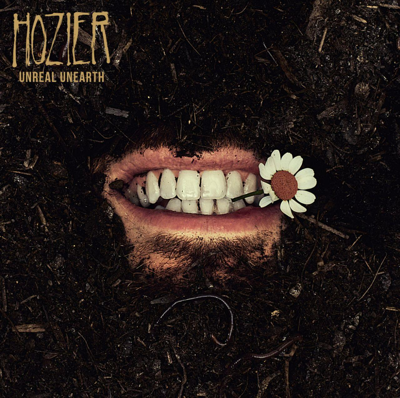 Száj a földben, százszorszépet tart. Szöveg a 'Hozier' albumborítóján. Fekete-fehér színek.