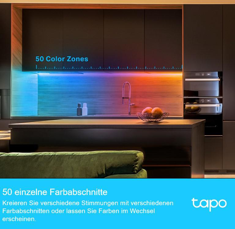Moderne Küche mit Farbwechsel-Lichtern. Schränke, Insel, Obstschale und Sofa sind sichtbar. Text: 50 Color Zones.