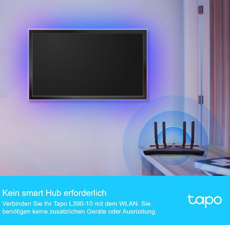 Ein schwarzer Fernseher an einer Wand mit blauer Beleuchtung, ein WLAN-Router und das Tapo-Logo, das ein Smart-Home-Setup darstellt.