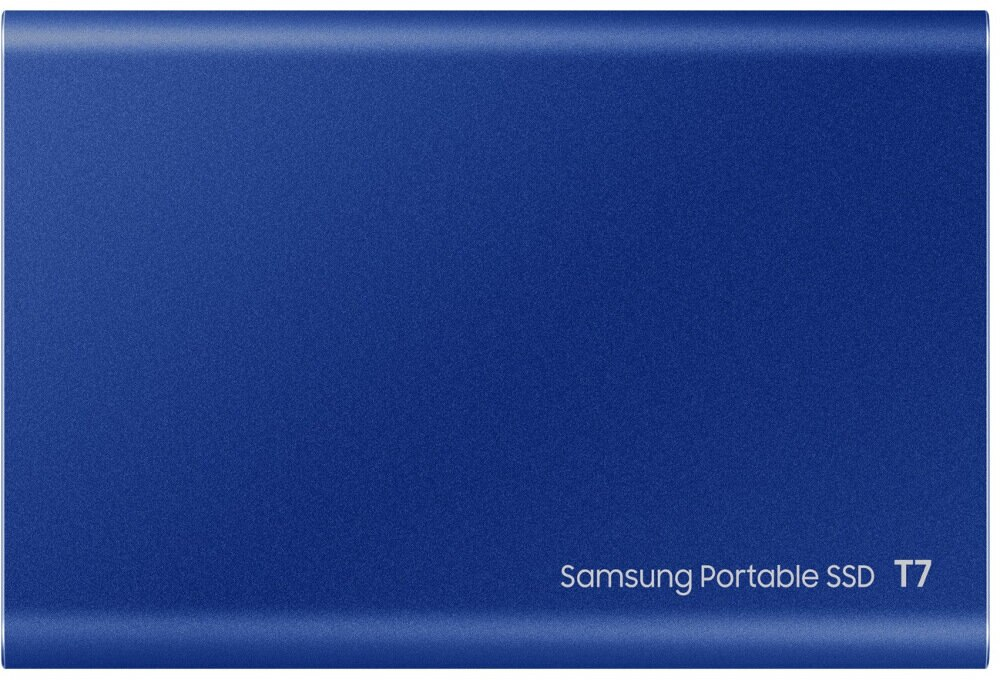 Niebieski przenośny dysk SSD Samsung T7. Biały tekst na dole.
