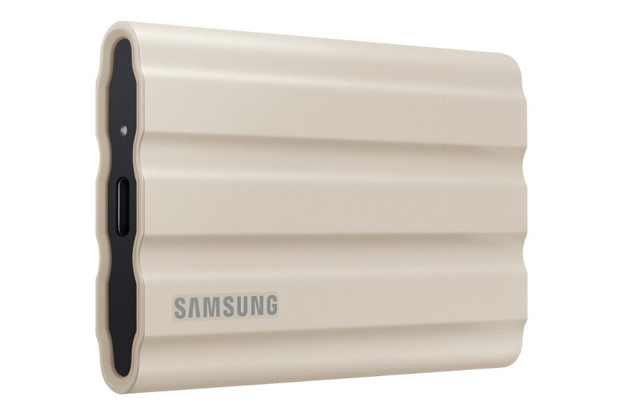 Beżowy, karbowany dysk zewnętrzny z napisem SAMSUNG.