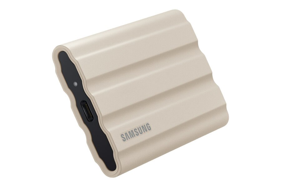 Beżowy, żebrowany przenośny dysk SSD Samsung na białym tle.