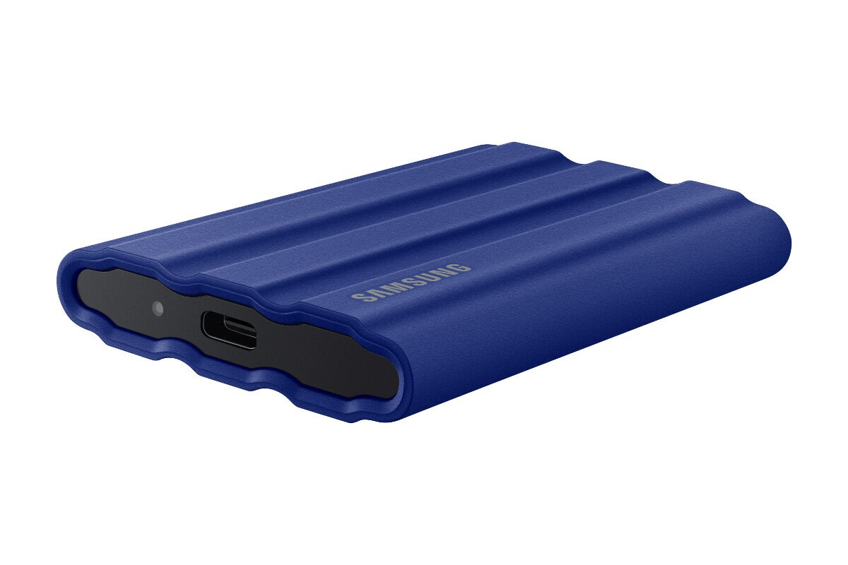 Niebieski zewnętrzny dysk SSD Samsung. Prostokątny kształt, z portem USB.