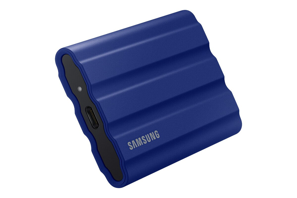Niebieski, żebrowany, zewnętrzny dysk twardy Samsung. Srebrne logo Samsung. Białe tło.