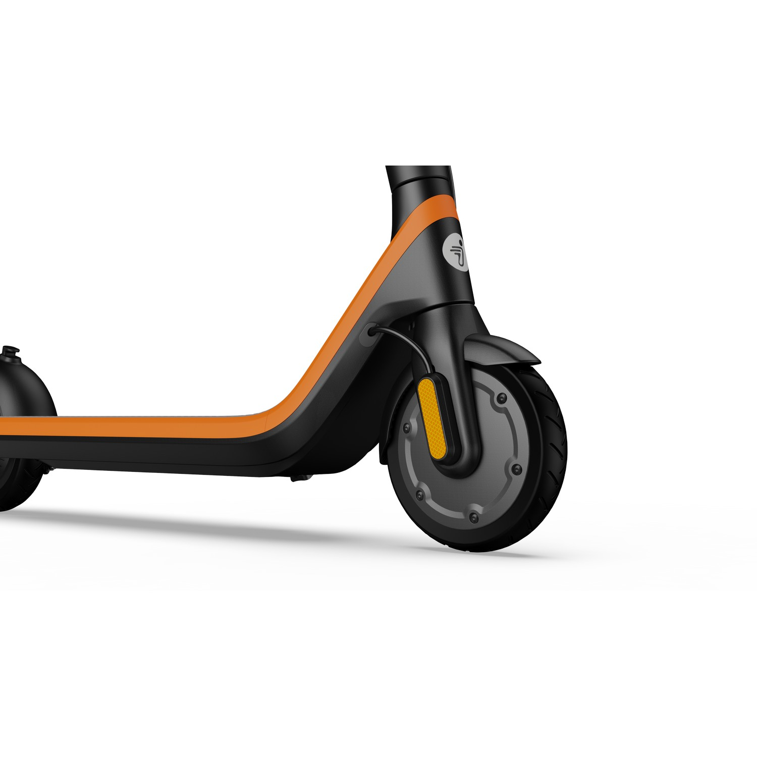Close-up van de voorkant van een zwarte en oranje elektrische scooter, geïsoleerd op wit.