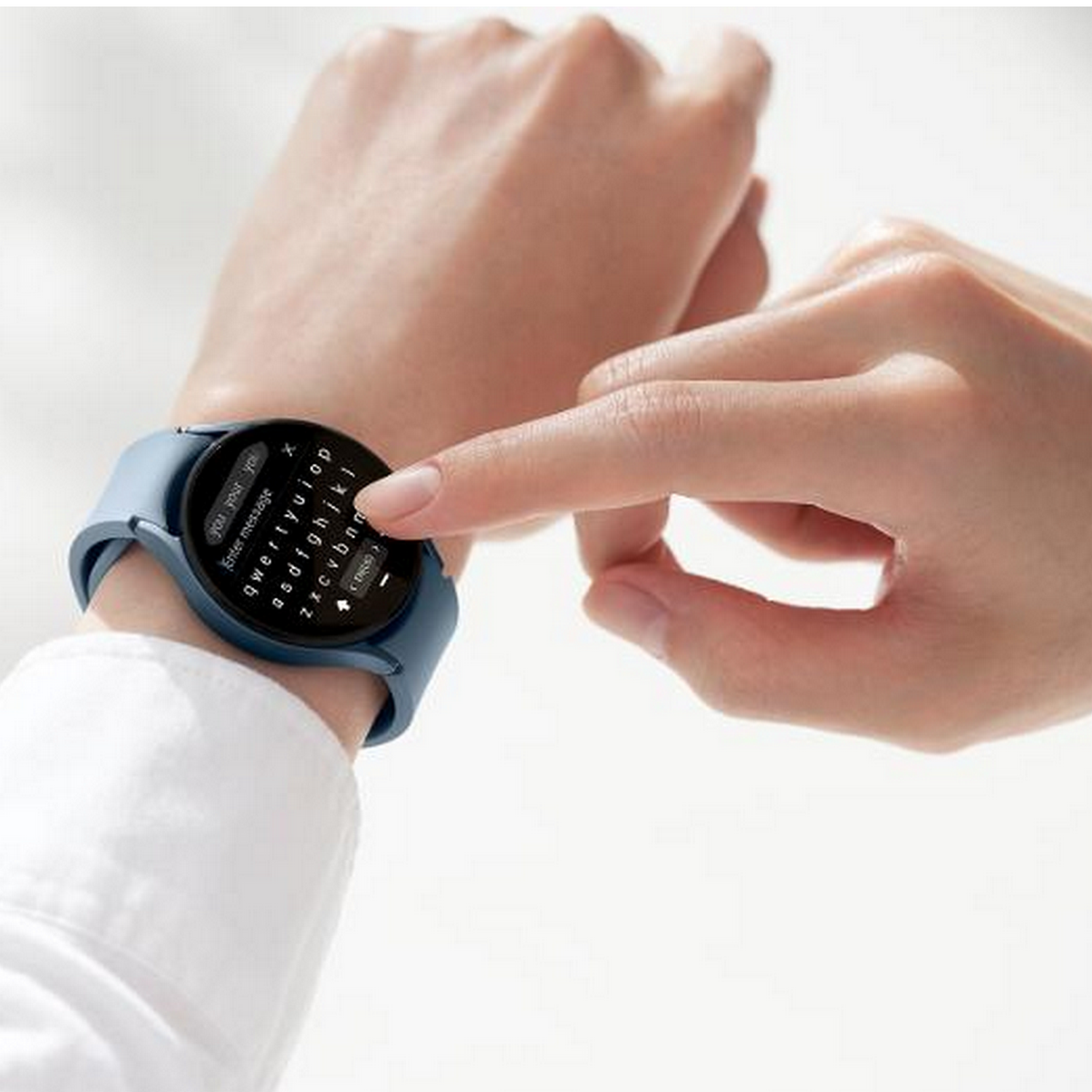 Pols van een persoon met een smartwatch. Vinger raakt het scherm aan.