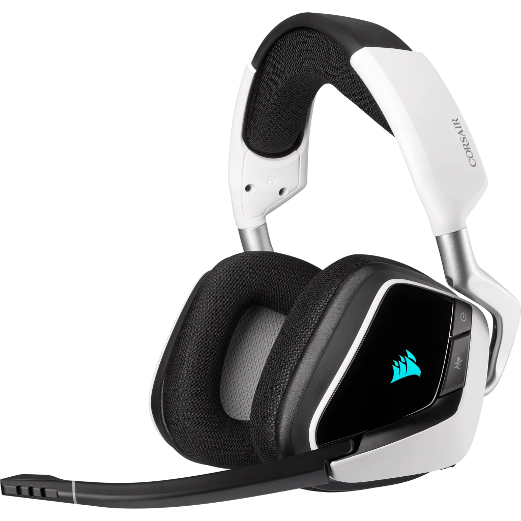 Fehér és fekete gamer headset mikrofonnal és Corsair logóval. Fekete háttér.