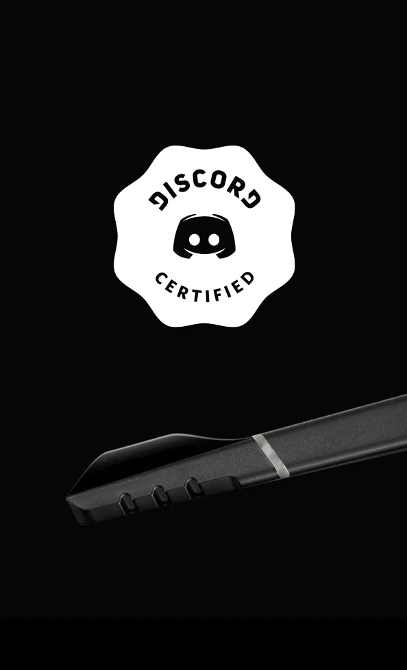 Fekete fejhallgató. Fehér Discord Certified logó. Fekete háttér.