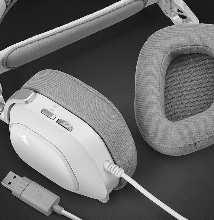 Fehér és szürke gamer headset közelképe. Egy kábel látható.